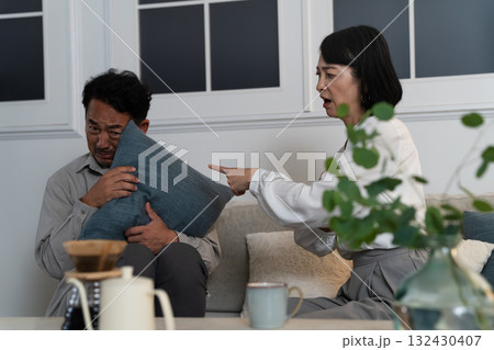 けんかをする熟年夫婦　ライフスタイルイメージ 132430407