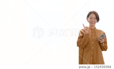 窓際で電話　女性　切り抜き文字入れイメージ 132430568