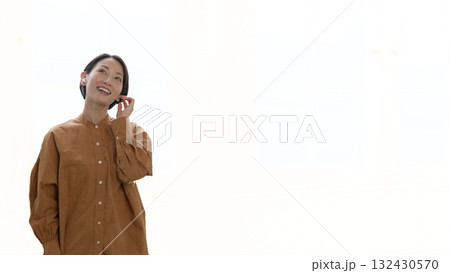 音楽やラジオを聴いてる女性 切り抜き文字入れイメージ 音楽やラジオを聴いてる女性 切り抜き文字入れイメージ 132430570