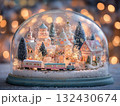 ガラスドームの中のミニチュアのクリスマスヴィレッジ / 幻想的なジオラマの世界 132430674