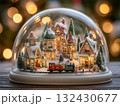 ガラスドームの中のミニチュアのクリスマスヴィレッジ / 幻想的なジオラマの世界 132430677