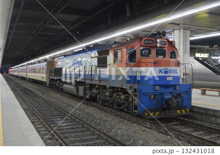 韓国鉄道KORAILの龍山駅に停車するムグンファ号 132431018