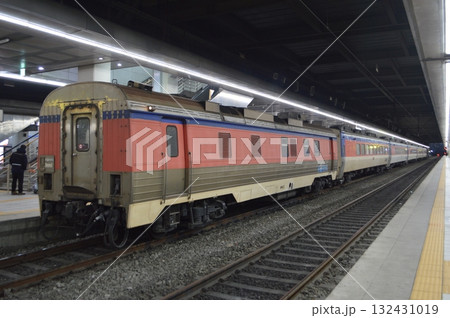 韓国鉄道KORAILの龍山駅に停車するムグンファ号と電源車 132431019