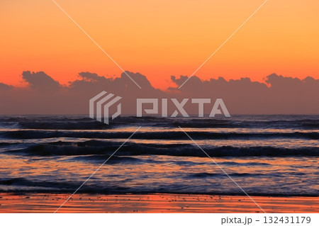 九十九里海岸の朝焼けと波と海 九十九里海岸の朝焼けと波と海 132431179
