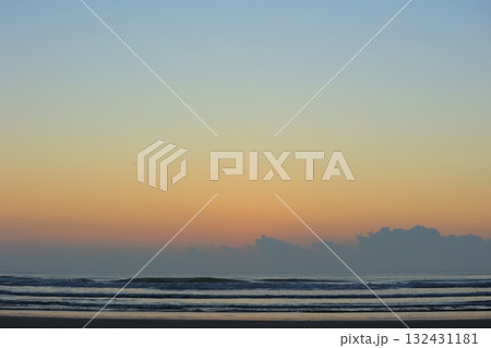 九十九里海岸の朝焼けと波と海 132431181