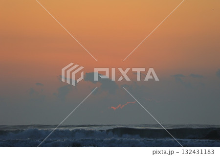 九十九里海岸の朝焼けと波と海 132431183