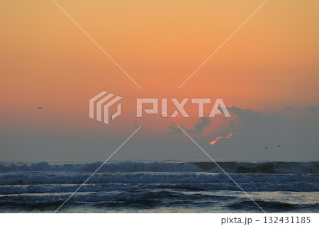 九十九里海岸の朝焼けと波と海 九十九里海岸の朝焼けと波と海 132431185
