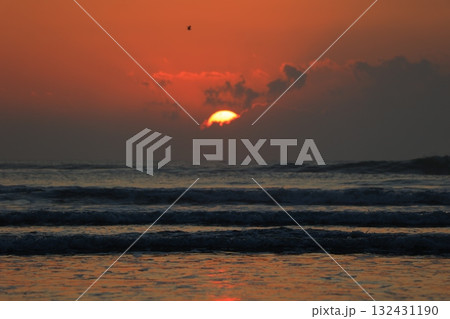 九十九里海岸の朝焼けと波と海 132431190