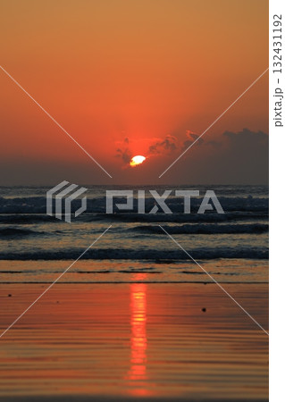 九十九里海岸の朝焼けと波と海 132431192