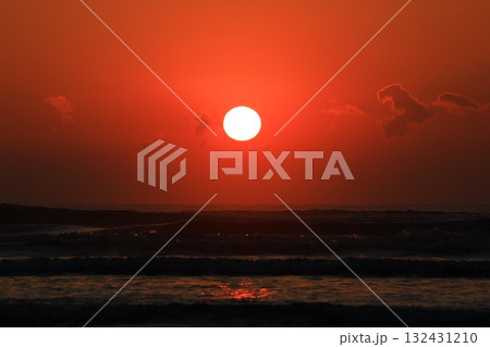 九十九里海岸の朝焼けと波と海 132431210