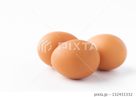 白背景に赤色の鶏の卵(赤玉) 白背景に赤色の鶏の卵(赤玉) 132431332