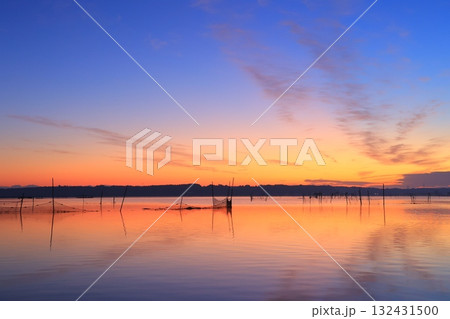 水面に映る朝日 水面に映る朝日 132431500