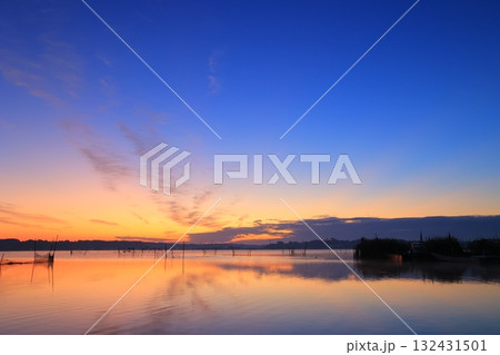 水面に映る朝日 132431501