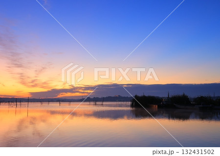 水面に映る朝日 132431502