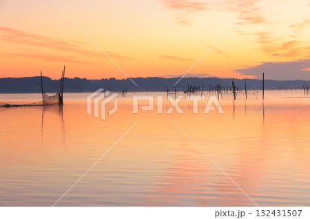 水面に映る朝日 水面に映る朝日 132431507