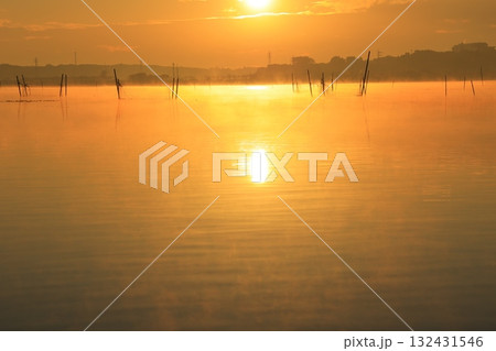水面に映る朝日 132431546