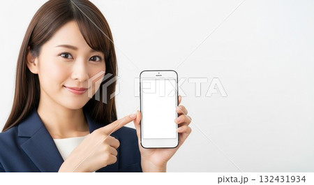 笑顔でスマートフォンの画面を指差す日本人女性社員 笑顔でスマートフォンの画面を指差す日本人女性社員 132431934