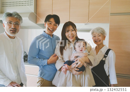キッチンと3世代家族 キッチンと3世代家族 132432551