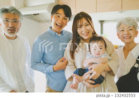 キッチンと3世代家族 132432553