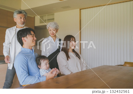実家に集まる三世代家族 132432561