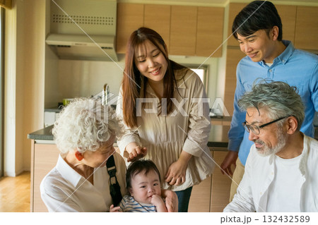 孫と遊ぶ祖父母 132432589