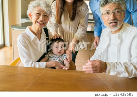 孫と遊ぶ祖父母 132432593