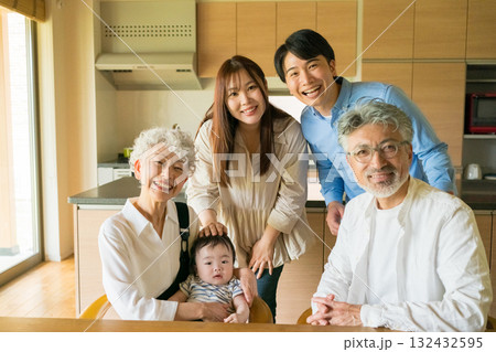 実家に集まる三世代家族 132432595