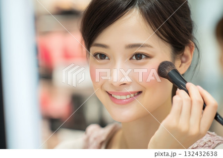メイクアップをしているお洒落な大人の日本人美女（横写真） 132432638