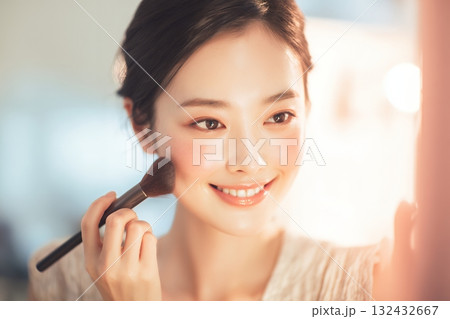 メイクアップをしているお洒落な大人の日本人美女(横写真) メイクアップをしているお洒落な大人の日本人美女(横写真) 132432667