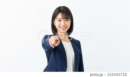 日本人女性社員があなたに語りかける、説得力のあるジェスチャー 132432710