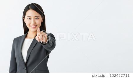 日本人女性社員があなたに語りかける、説得力のあるジェスチャー 132432711