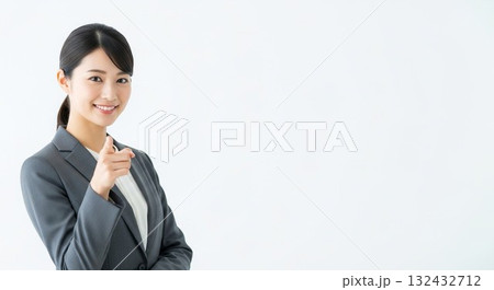 日本人女性社員があなたに語りかける、説得力のあるジェスチャー 132432712
