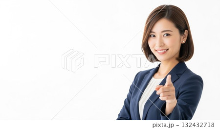 日本人女性社員があなたに語りかける、説得力のあるジェスチャー 132432718