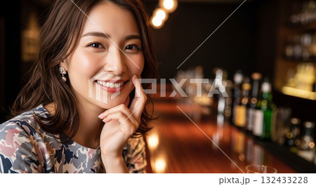 華やかな夜：バーカウンターで微笑む日本人女性 132433228