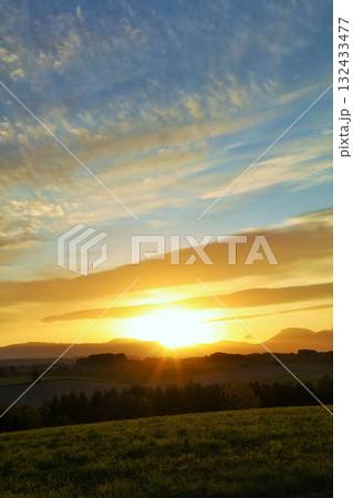 北海道　秋の夜明けと美瑛の風景 132433477