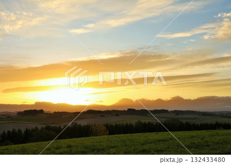 北海道　秋の夜明けと美瑛の風景 132433480