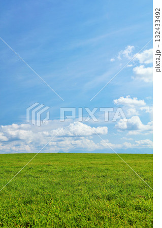 北海道 夏の青空と新緑の草原風景 北海道 夏の青空と新緑の草原風景 132433492
