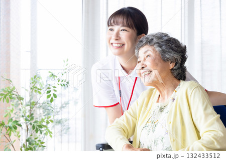 車椅子の高齢者と若い介護士 132433512