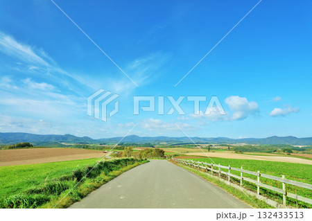 北海道　秋の青空と美瑛の風景 132433513