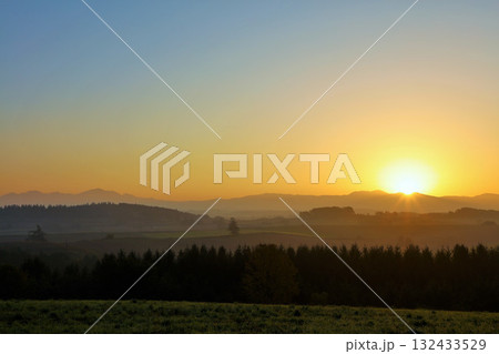 北海道　美瑛　秋の夜明け 132433529