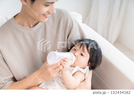 お父さんと赤ちゃん　ミルク 132434162