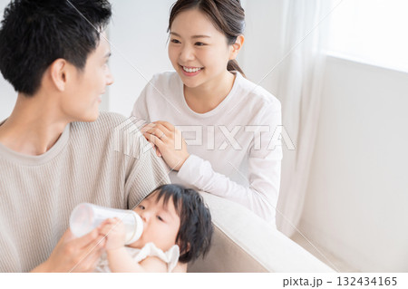 親娘　3人家族　ミルク 132434165