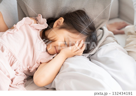 3歳の女の子 不機嫌 3歳の女の子 不機嫌 132434191