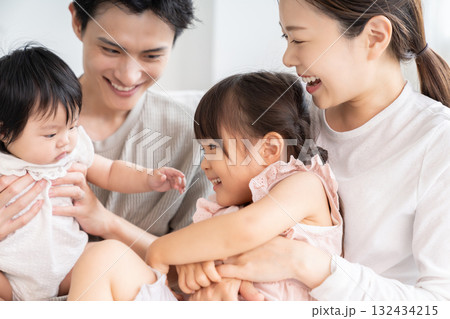 親娘 4人家族 親娘 4人家族 132434215