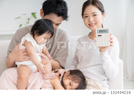 親娘 4人家族 電卓 笑顔 親娘 4人家族 電卓 笑顔 132434219