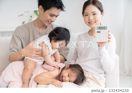 親娘 4人家族 電卓 笑顔 親娘 4人家族 電卓 笑顔 132434220
