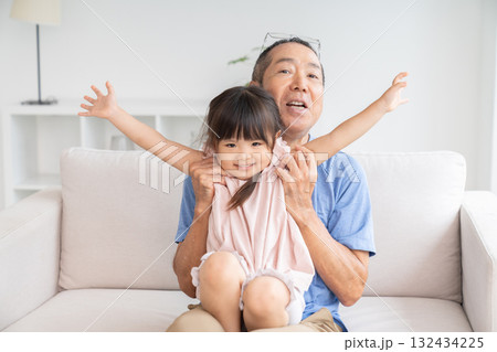 おじいちゃんと孫 132434225