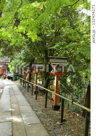 秋の鞍馬寺 石段と灯籠 秋の鞍馬寺 石段と灯籠 132434271