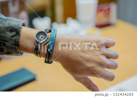 腕時計を着けた30代、細身な男性の手元 腕時計を着けた30代、細身な男性の手元 132434285
