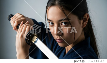 日本刀を構える日本人女子の鋭い眼光 132434313